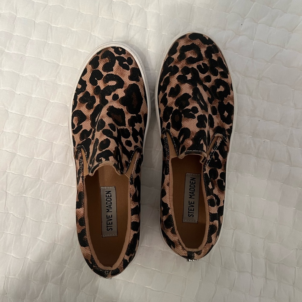 Steve Madden Leopard Print Gills